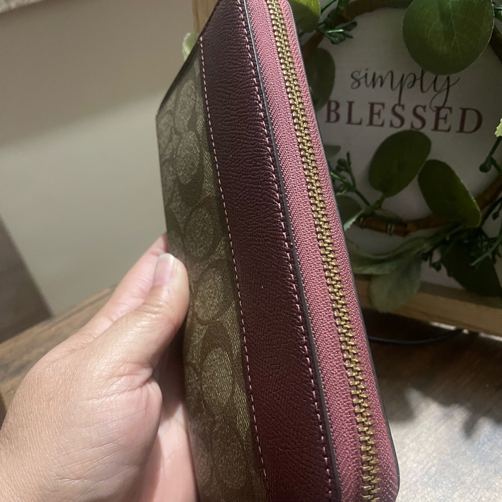 Coach Rehab Wallet
Peeling inside
Outside is great condition - Picture 11 of 11
